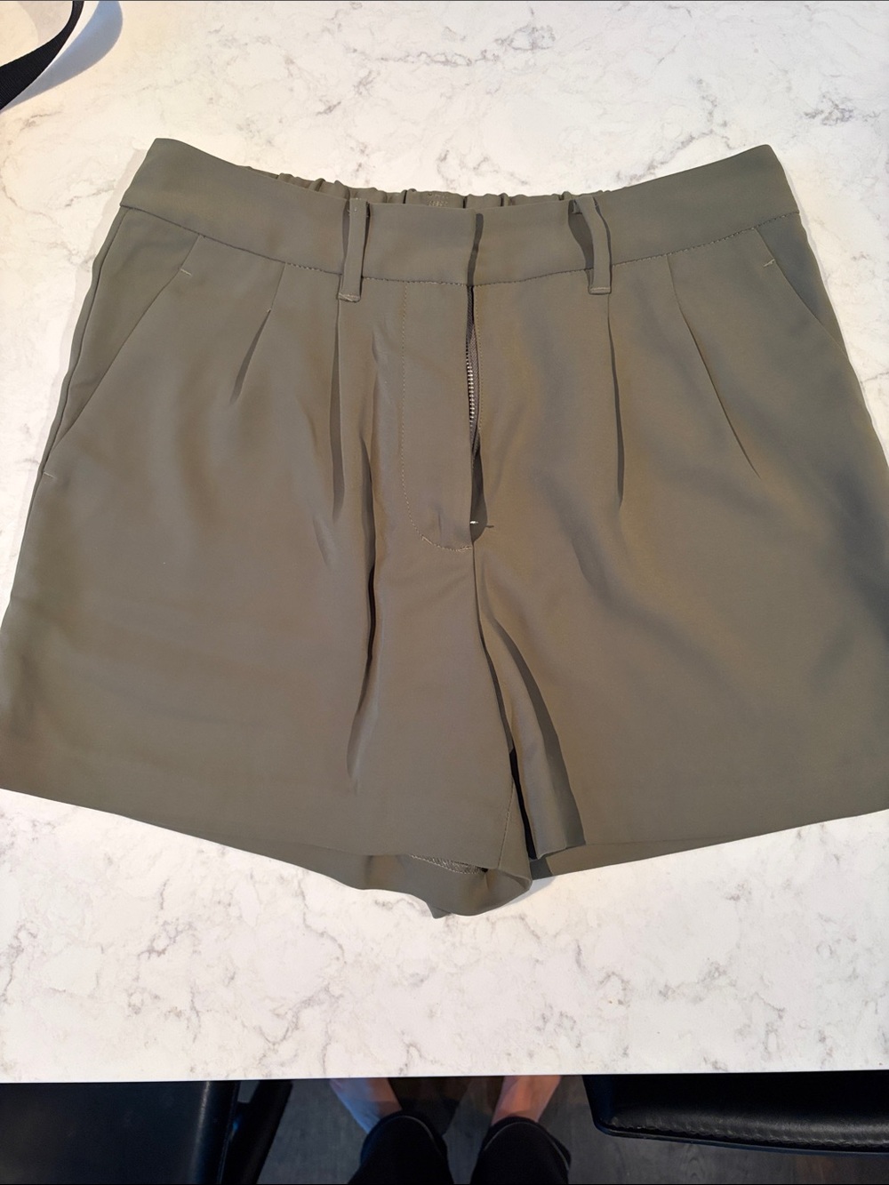 Quince stretch crepe pleated shorts